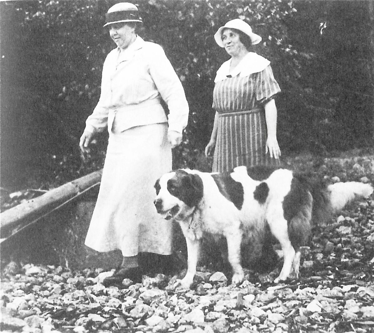 Elsa Bonsdorff och Runa Melander med hunden Lady.