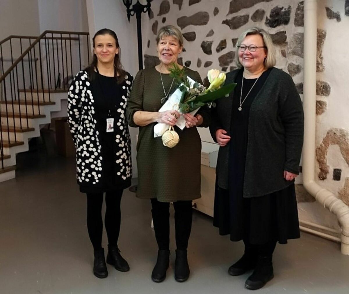 Gunilla Örnell, i mitten, fick hederspriset ”Egentliga Finlands museigärning” år 2023.